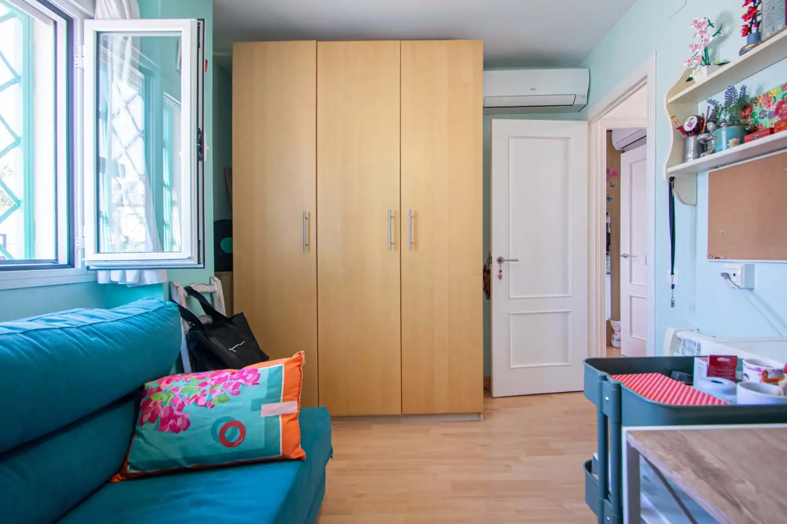 Habitación de Casa adosada en venta en Valencina de la Concepción con Aire acondicionado, Trastero y Piscina comunitaria