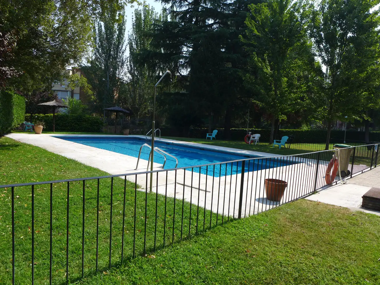 Piscina de Pis de lloguer en Majadahonda amb Aire condicionat, Calefacció i Jardí privat