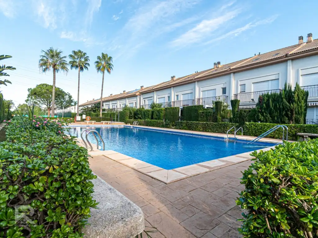 Swimming pool of Detached homes for sale in Gandia