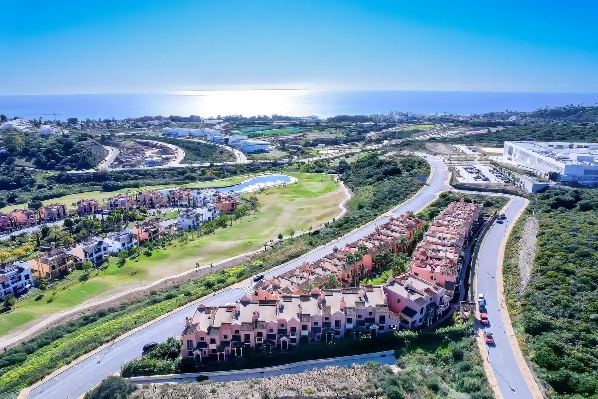 Vista exterior de Casa adosada en venta en Estepona con Aire acondicionado, Terraza y Piscina comunitaria