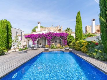 Casa con piscina en venta en Peni 153