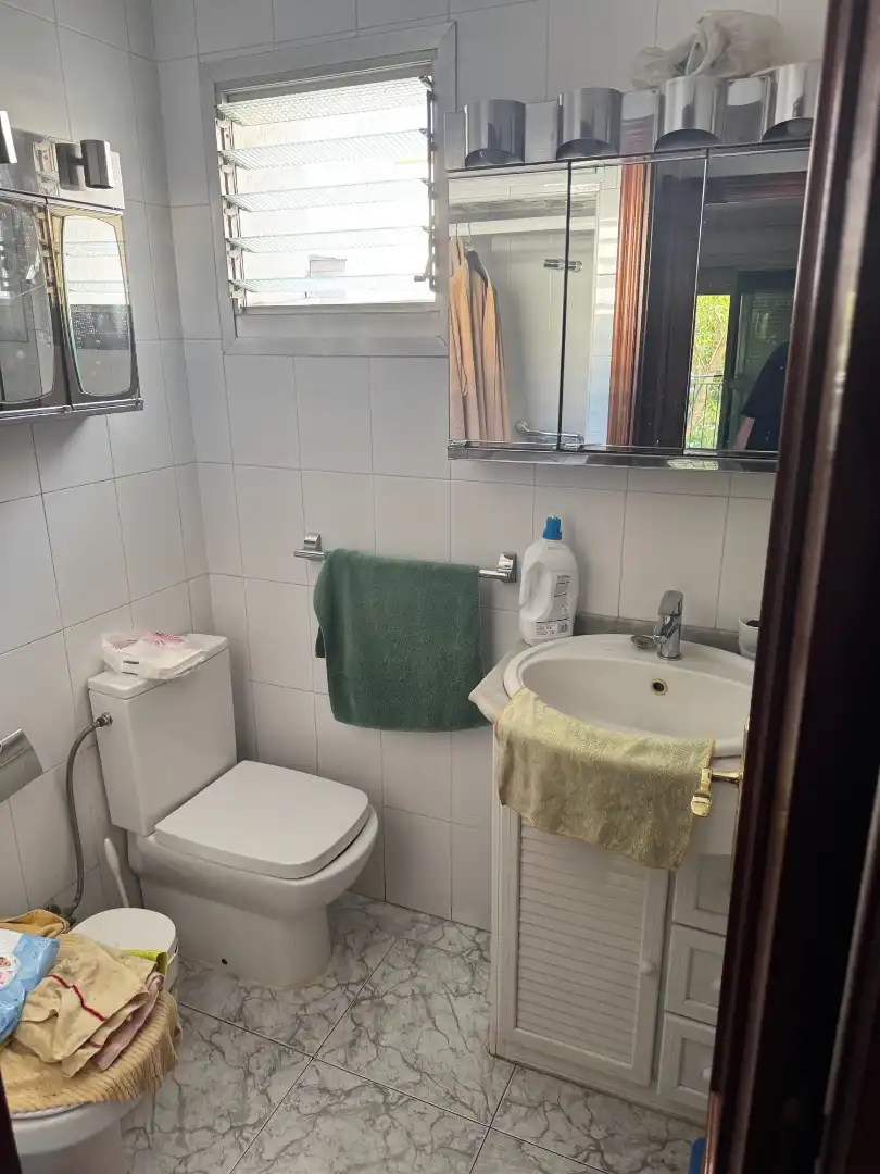 Baño de Piso en venta en Sevilla con Terraza, Lavadora y Balcón