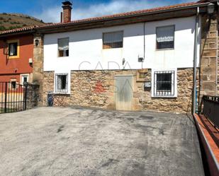 Vista exterior de Casa adosada en venda en Campoo de Enmedio amb Terrassa i Traster