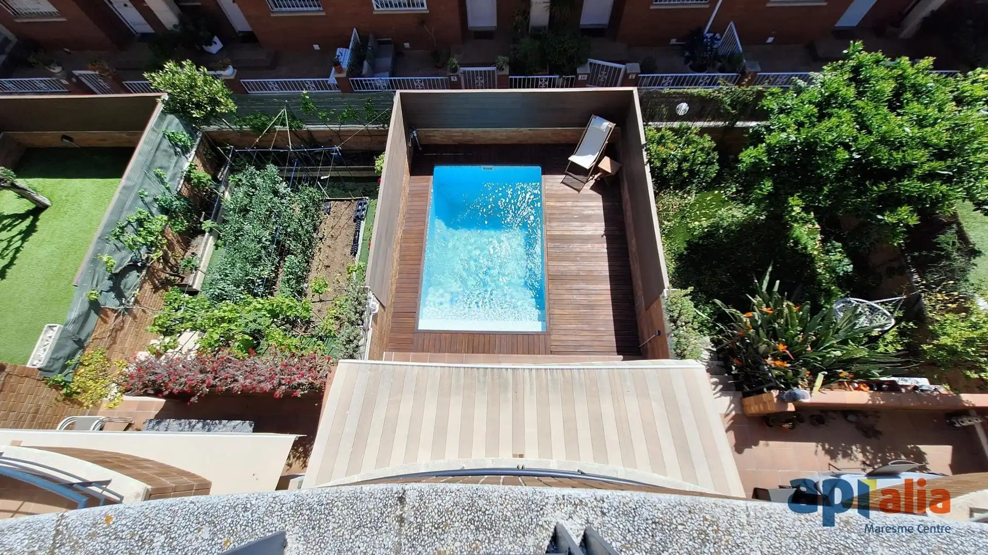 Schwimmbecken von Einfamilien-Reihenhaus zum Verkauf in Vilassar de Mar mit Klimaanlage, Heizung und Privatgarten