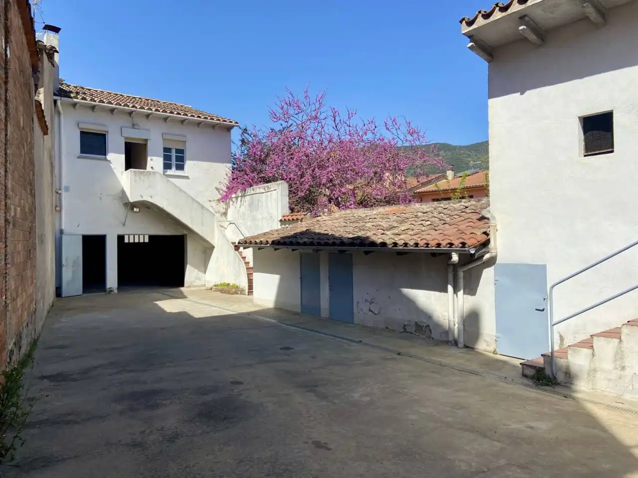 Aparcament de Casa o xalet en venda en Sant Joan Les Fonts amb Calefacció i Jardí privat