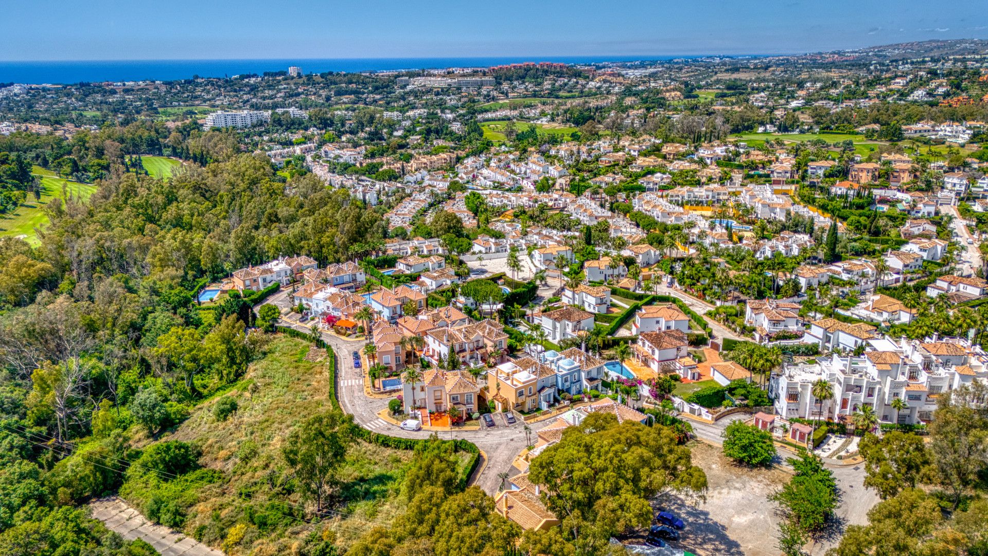 Exterior view of Single-family semi-detached for sale in Marbella  with Air Conditioner, Terrace and Swimming Pool