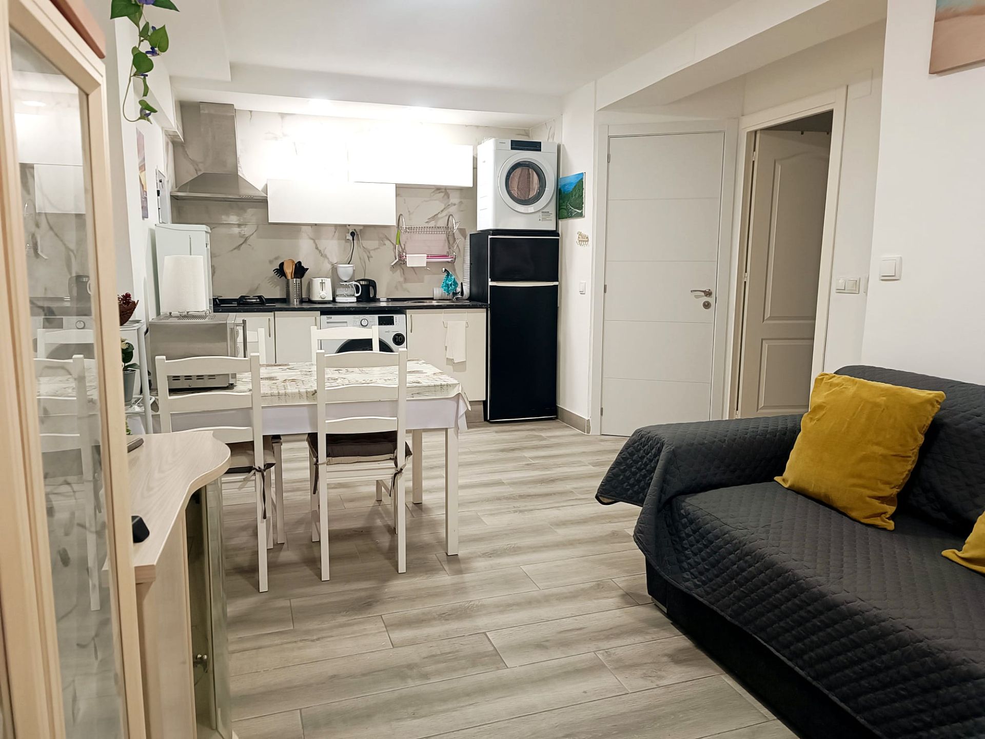 Cuina de Apartament de lloguer en Fuengirola amb Aire condicionat, Calefacció i Moblat