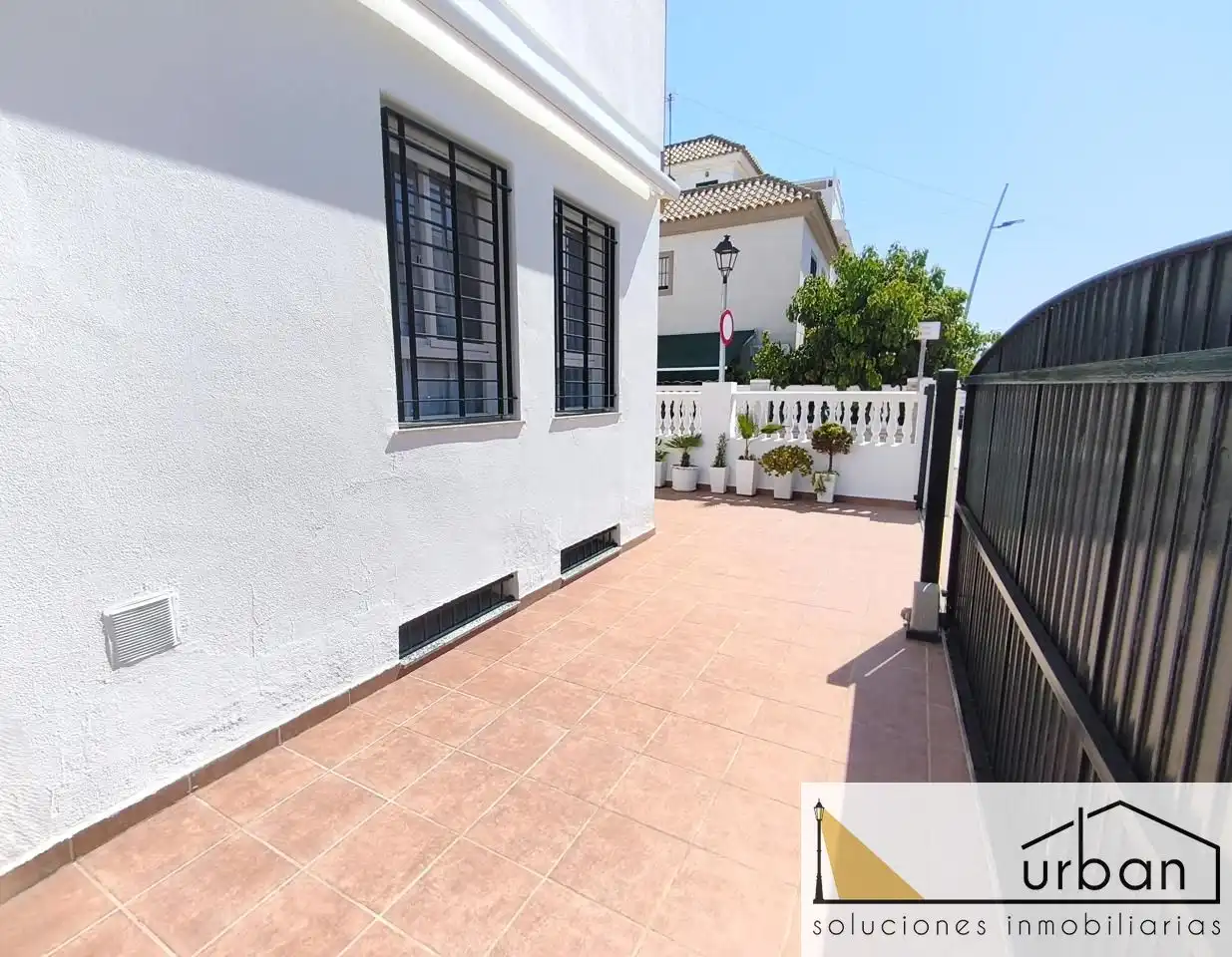 Vista exterior de Casa o xalet en venda en Chipiona amb Aire condicionat, Terrassa i Traster