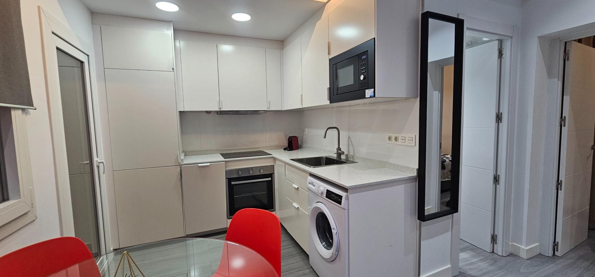 Cuina de Pis de lloguer en  Madrid Capital amb Aire condicionat, Moblat i Alarma