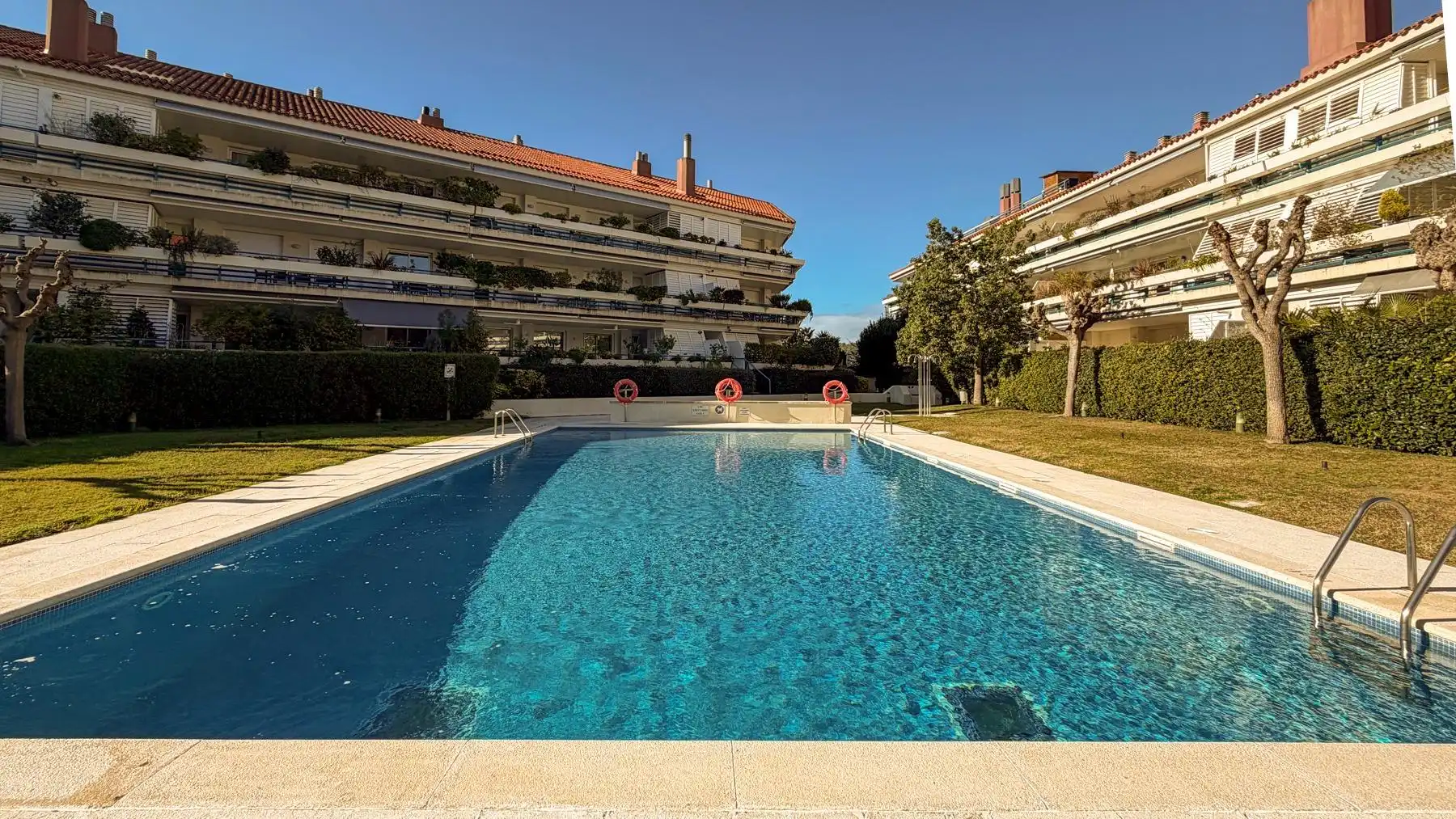 Piscina de Pis en venda en Sitges amb Aire condicionat, Calefacció i Jardí privat