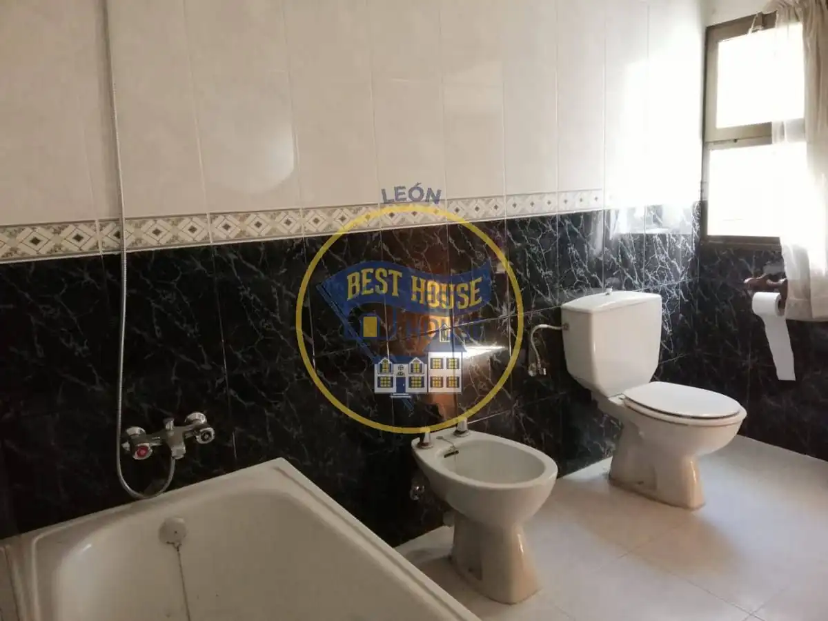 Bathroom of Houses for sale in Rioseco de Tapia  with Storage room and Balcony