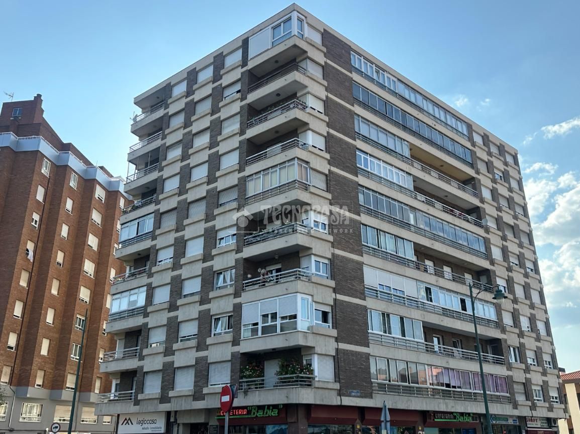 Vista exterior de Pis en venda en León Capital  amb Calefacció