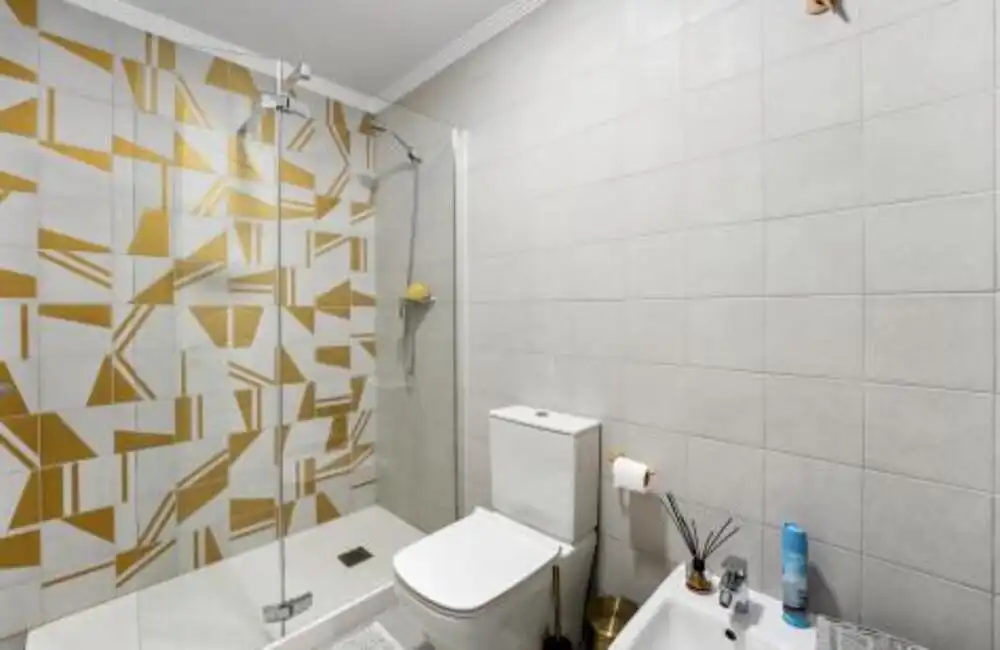 Badezimmer von Erdgeschoss zum Verkauf in Benahavís mit Klimaanlage, Terrasse und Abstellraum
