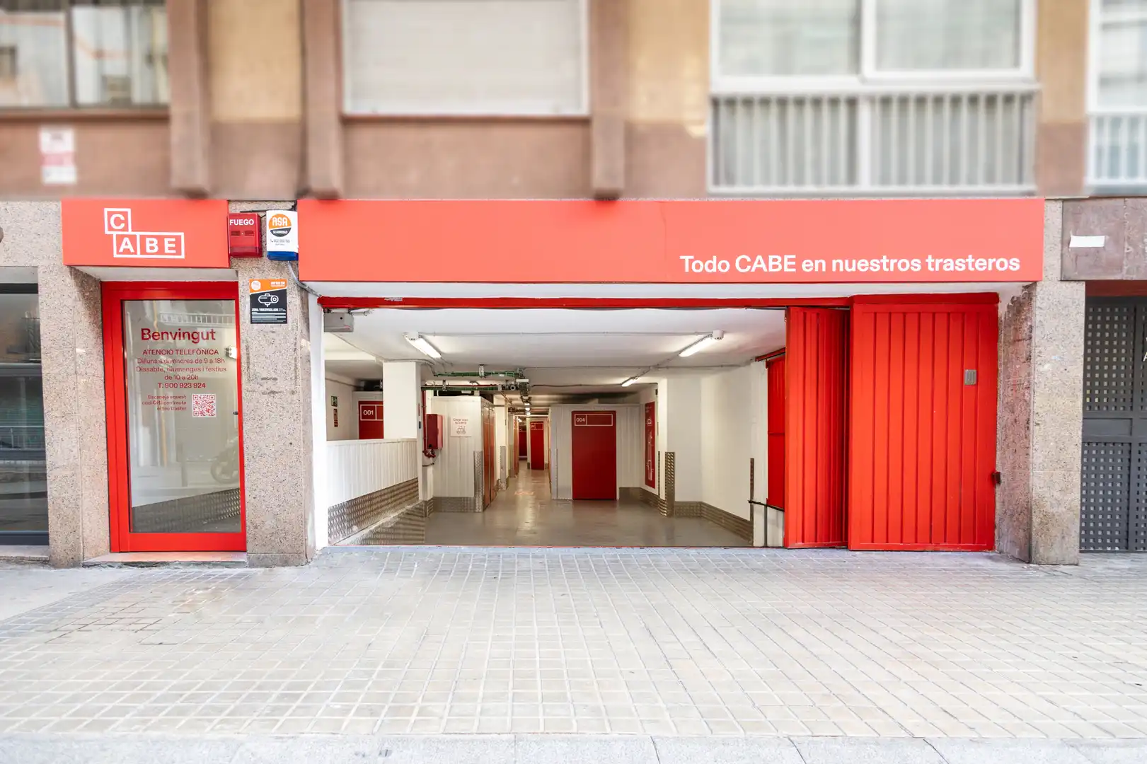 Vista exterior de Trastero de alquiler en L'Hospitalet de Llobregat con Alarma