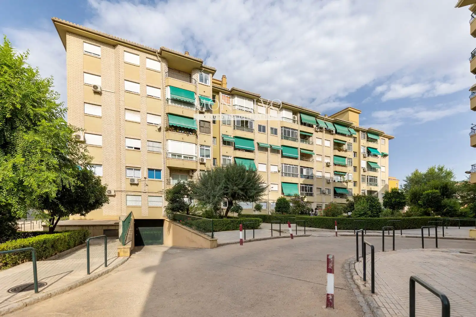 Außenansicht von Wohnung zur Miete in Granada mit Klimaanlage, Schwimmbad und Möbliert