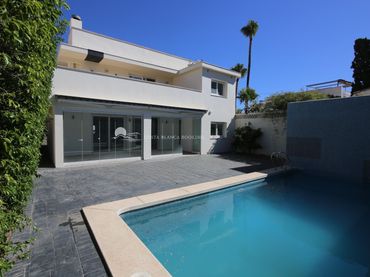 Casa aparellada amb piscina en venda a Calle  AUSTRAL