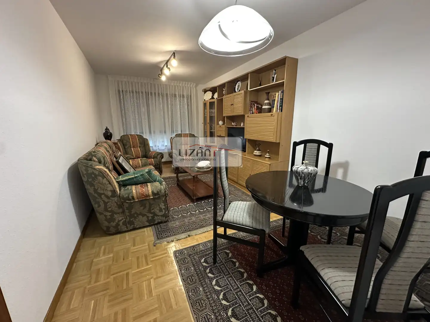 Sala d'estar de Pis de lloguer en Oviedo  amb Calefacció, Parquet i Moblat