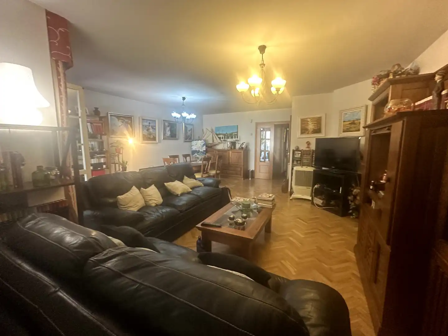 Wohnzimmer von Einfamilien-Reihenhaus zum Verkauf in Algete mit Klimaanlage, Heizung und Privatgarten