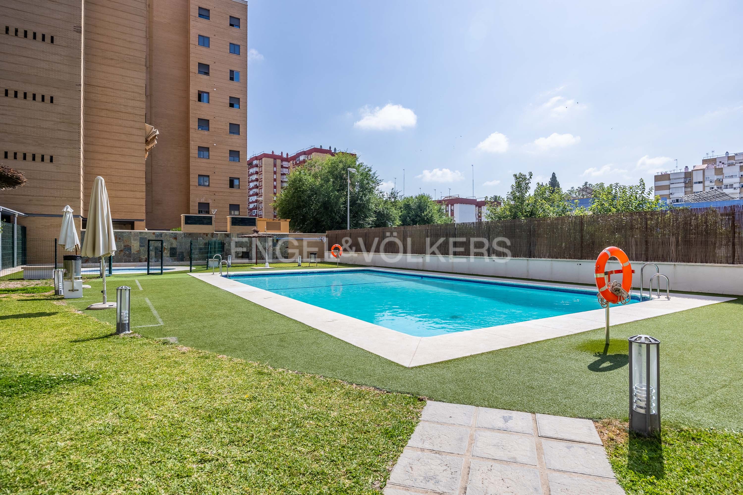 Swimming pool of Apartment for sale in  Sevilla Capital  with Air Conditioner, Heating and Private garden