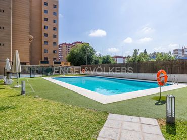 Flat with balcony for sale in Macarena