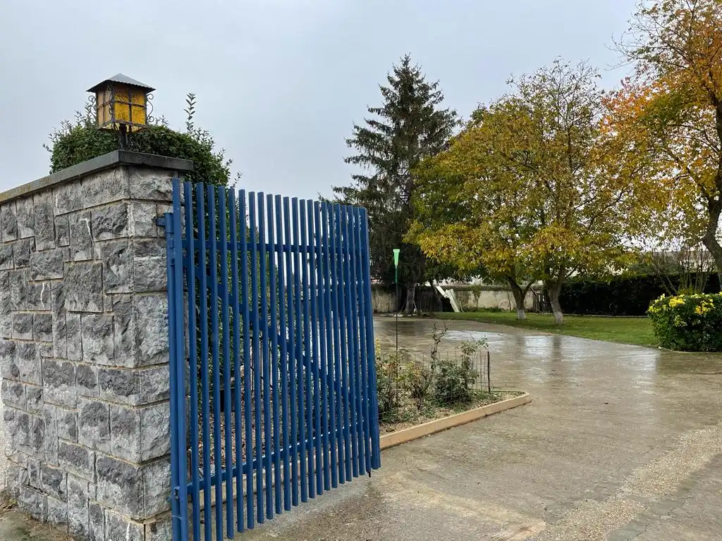 Vista exterior de Casa o xalet en venda en Castañares de Rioja amb Calefacció, Jardí privat i Parquet