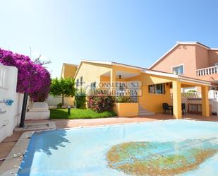 Vista exterior de Casa o xalet en venda en Vinaròs amb Jardí privat, Terrassa i Piscina