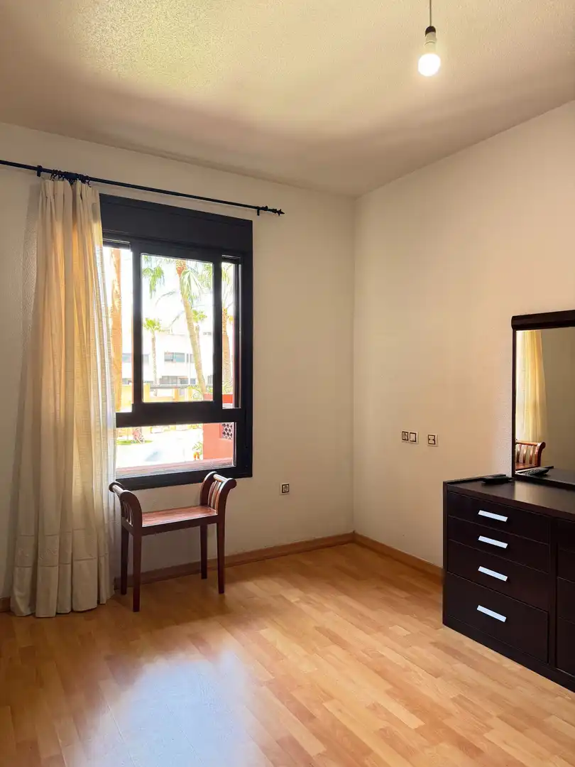 Dormitori de Apartament en venda en Roquetas de Mar amb Aire condicionat, Terrassa i Piscina comunitària