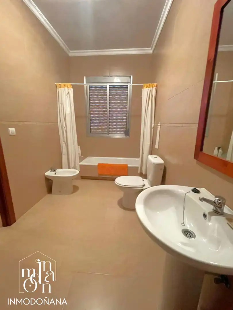 Bany de Casa o xalet en venda en Bollullos Par del Condado amb Aire condicionat, Terrassa i Moblat