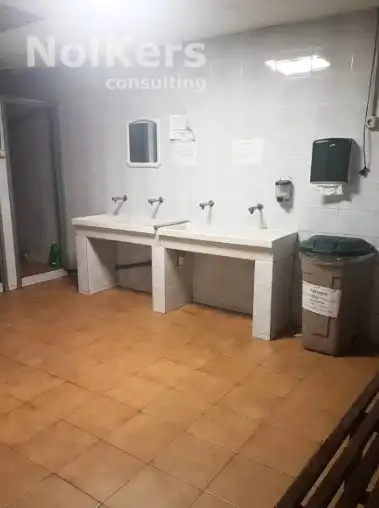 Badezimmer von Fabrikhallen zum Verkauf in La Serreta