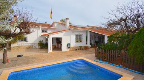 Chalet muy bien ubicado cerca del centro de Dénia, del Club Naútico y de la playa de la Marineta Casiana.