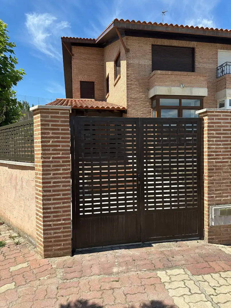 Vista exterior de Casa adosada en venda en Traspinedo amb Calefacció i Terrassa