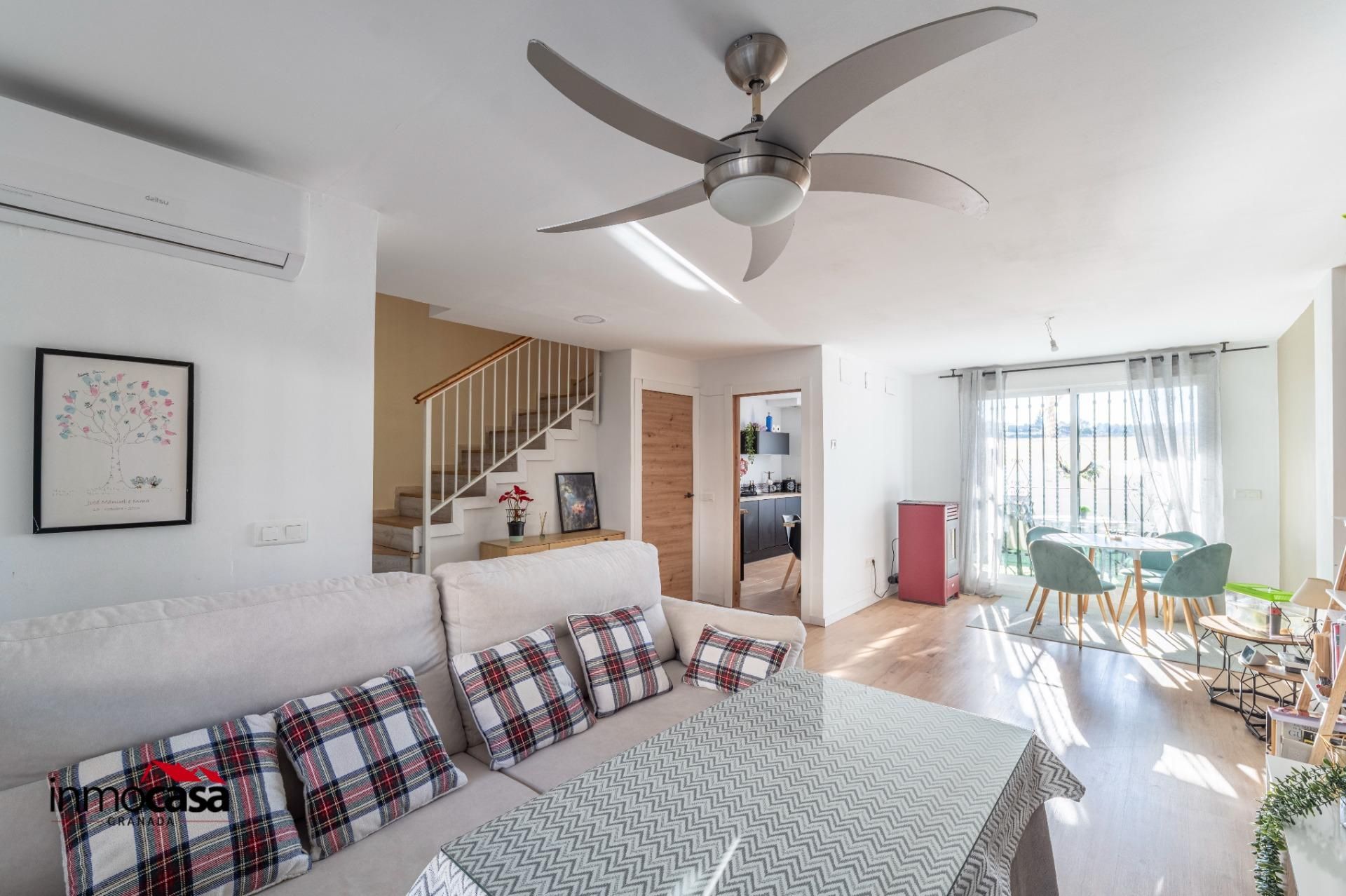 Sala de estar de Casa adosada en venta en Alhendín con Aire acondicionado, Terraza y Trastero