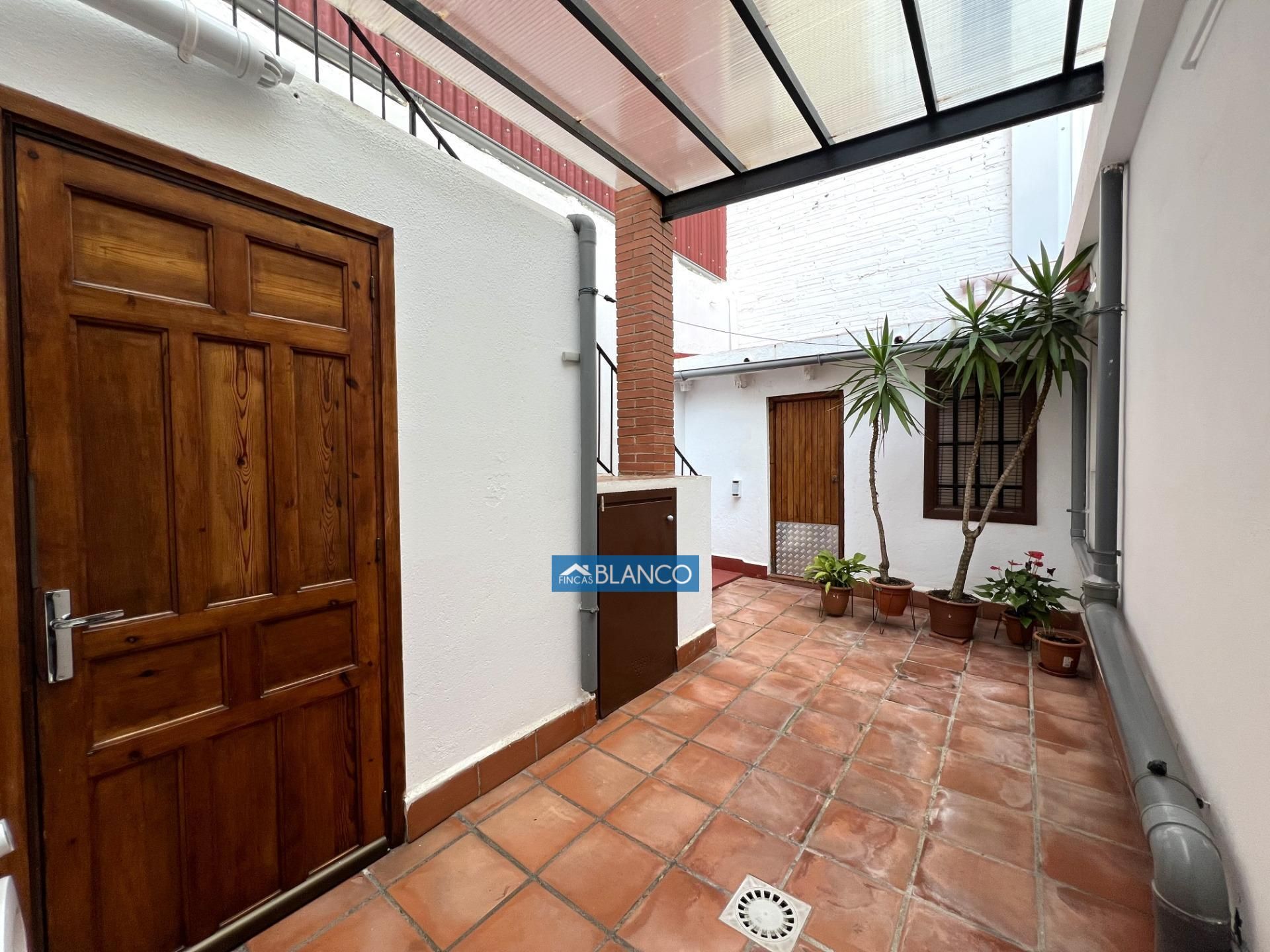 Vista exterior de Casa o xalet en venda en L'Hospitalet de Llobregat amb Calefacció, Terrassa i Traster