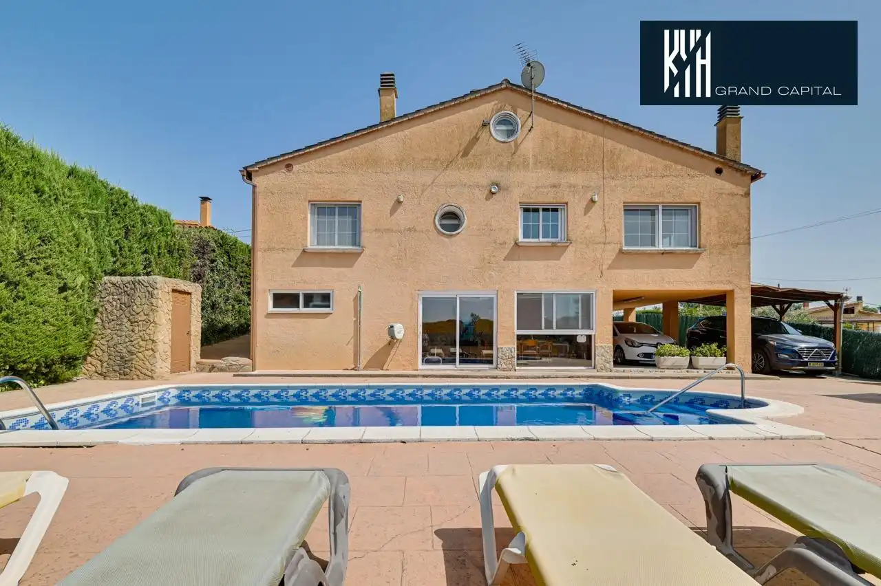 Casa con terraza en venta en Urbanització Llac del Cigne, imagen 2