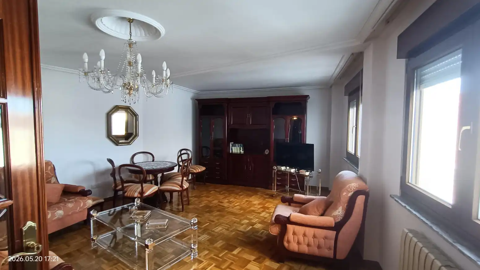 Sala d'estar de Pis de lloguer en Avilés amb Calefacció, Parquet i Moblat