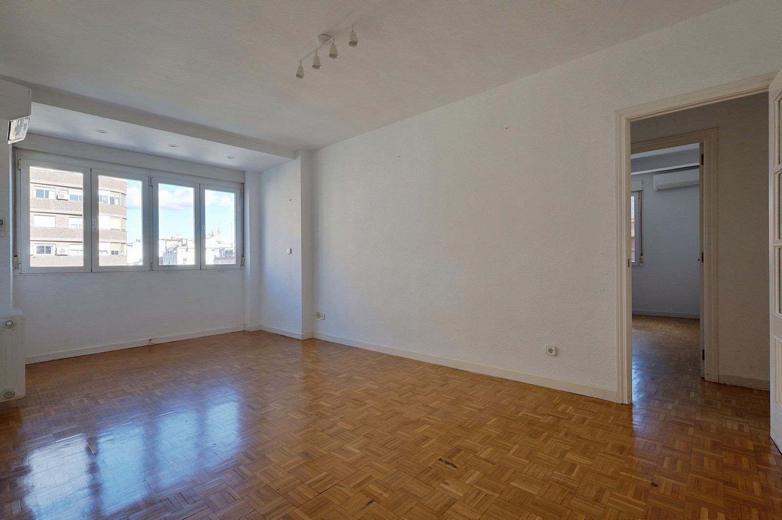 Living room of Flat for sale in  Madrid Capital  with Air Conditioner, Heating and Oven