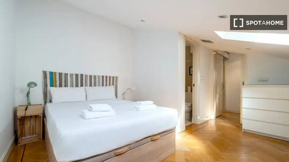 Schlafzimmer von Wohnung zur Miete in Madrid mit Klimaanlage, Heizung und Möbliert