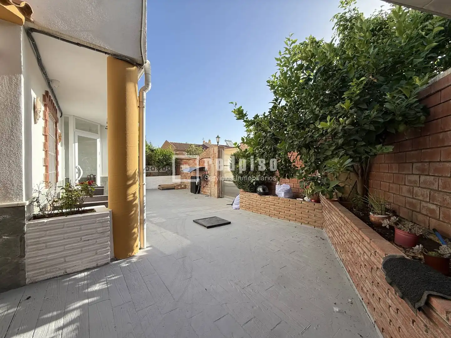 Vista exterior de Casa o xalet en venda en Alhaurín de la Torre amb Aire condicionat, Jardí privat i Terrassa