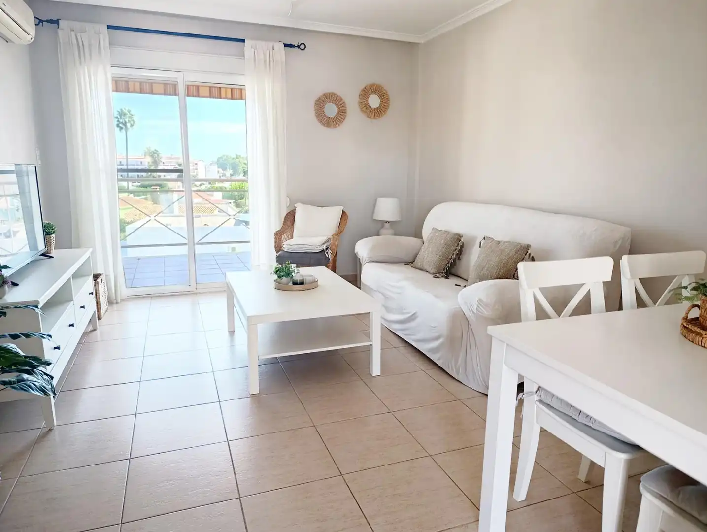 Sala de estar de Apartamento de alquiler en Dénia con Aire acondicionado, Calefacción y Jardín privado