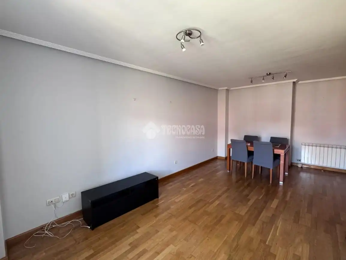 Sala de estar de Piso en venta en León Capital  con Calefacción, Parquet y Terraza