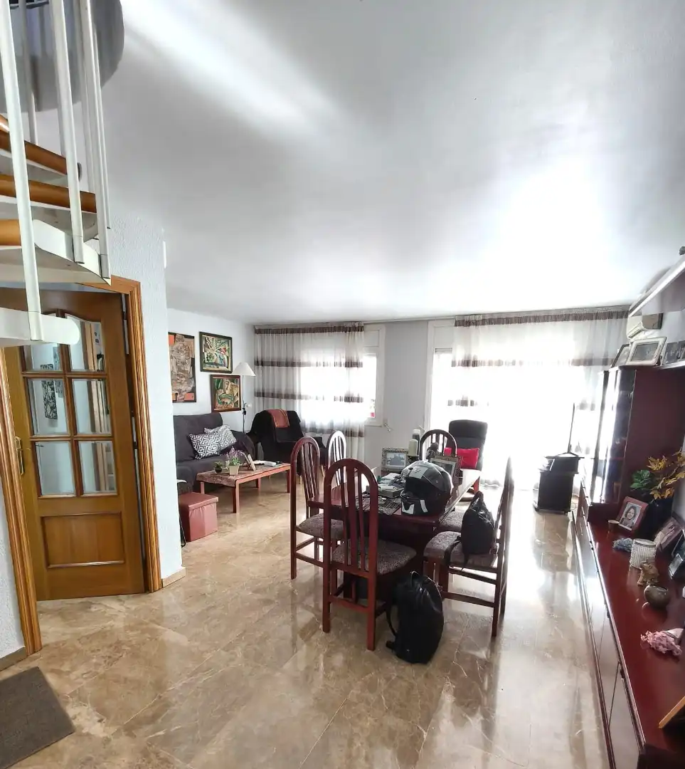 Wohnzimmer von Maisonette zum Verkauf in L'Hospitalet de Llobregat mit Klimaanlage, Heizung und Balkon