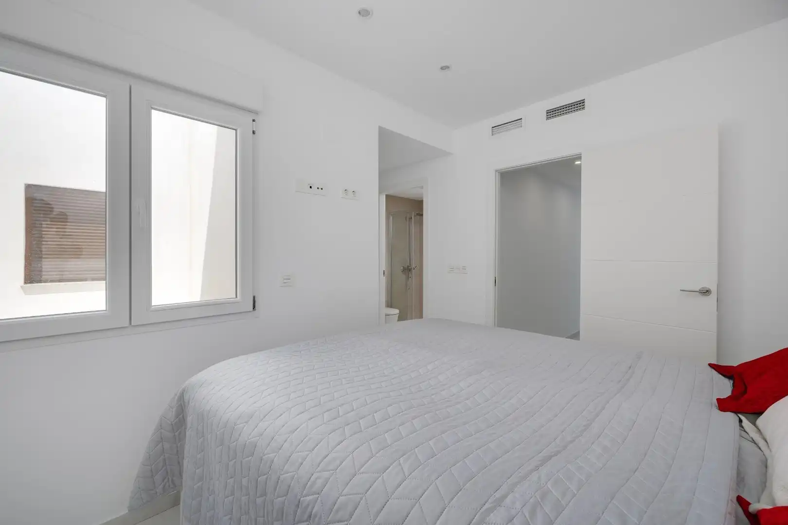 Schlafzimmer von Einfamilien-Reihenhaus zum Verkauf in Torrevieja mit Klimaanlage, Heizung und Terrasse