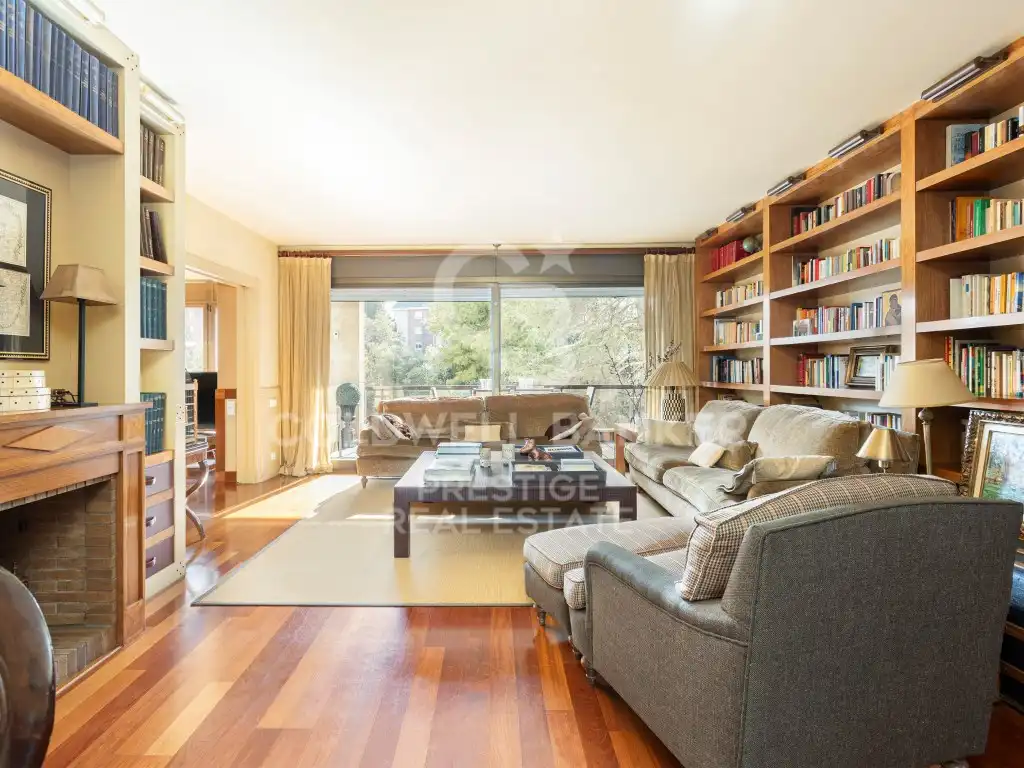 Sala de estar de Piso en venta en Barcelona con Jardín privado, Terraza y Piscina comunitaria