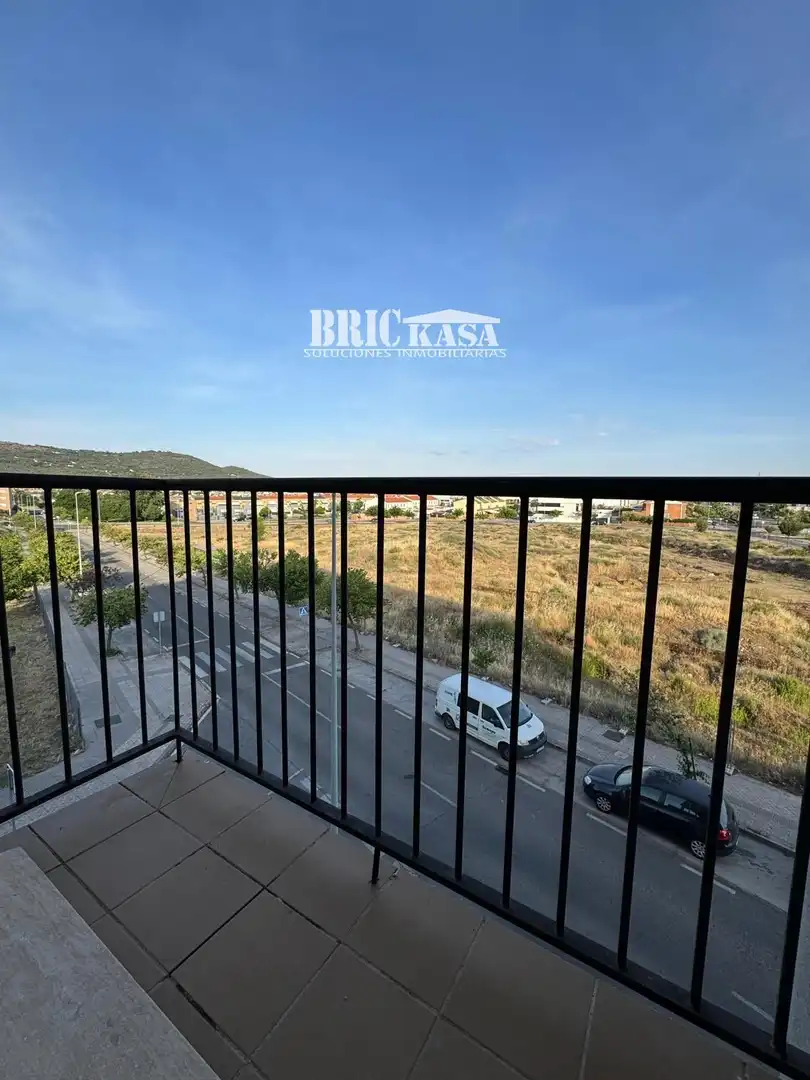 Vista exterior de Piso de alquiler en Cáceres con Calefacción, Terraza y Trastero