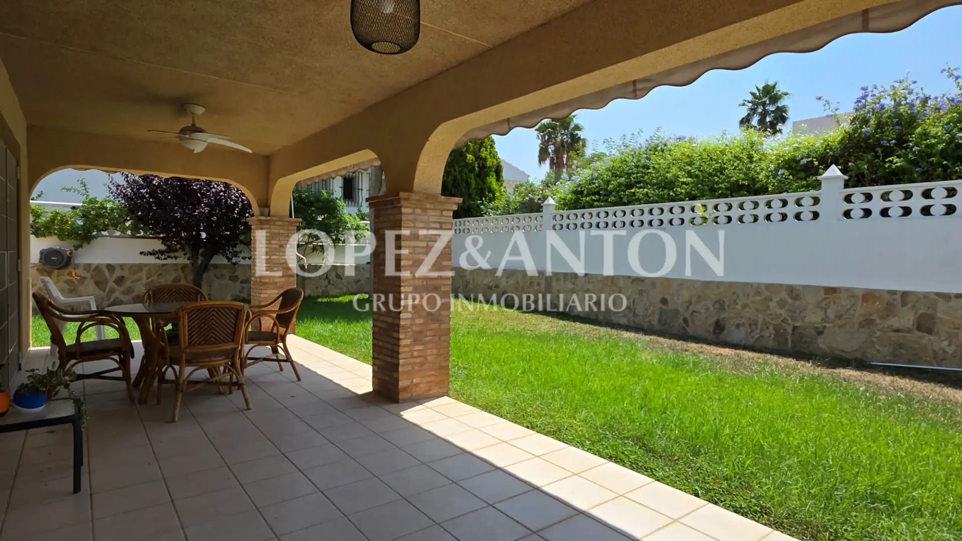 Vista exterior de Casa o xalet en venda en L'Eliana amb Aire condicionat, Calefacció i Jardí privat