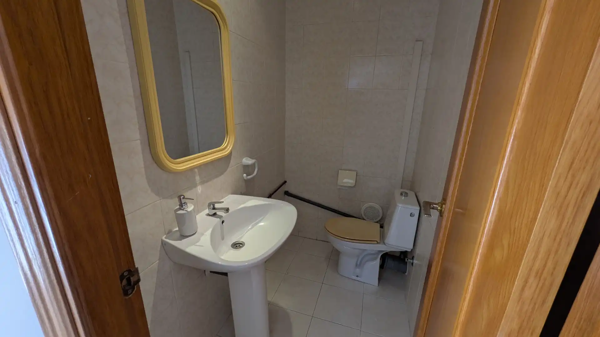 Badezimmer von Einfamilien-Reihenhaus zum Verkauf in Rocafort mit Klimaanlage, Heizung und Privatgarten