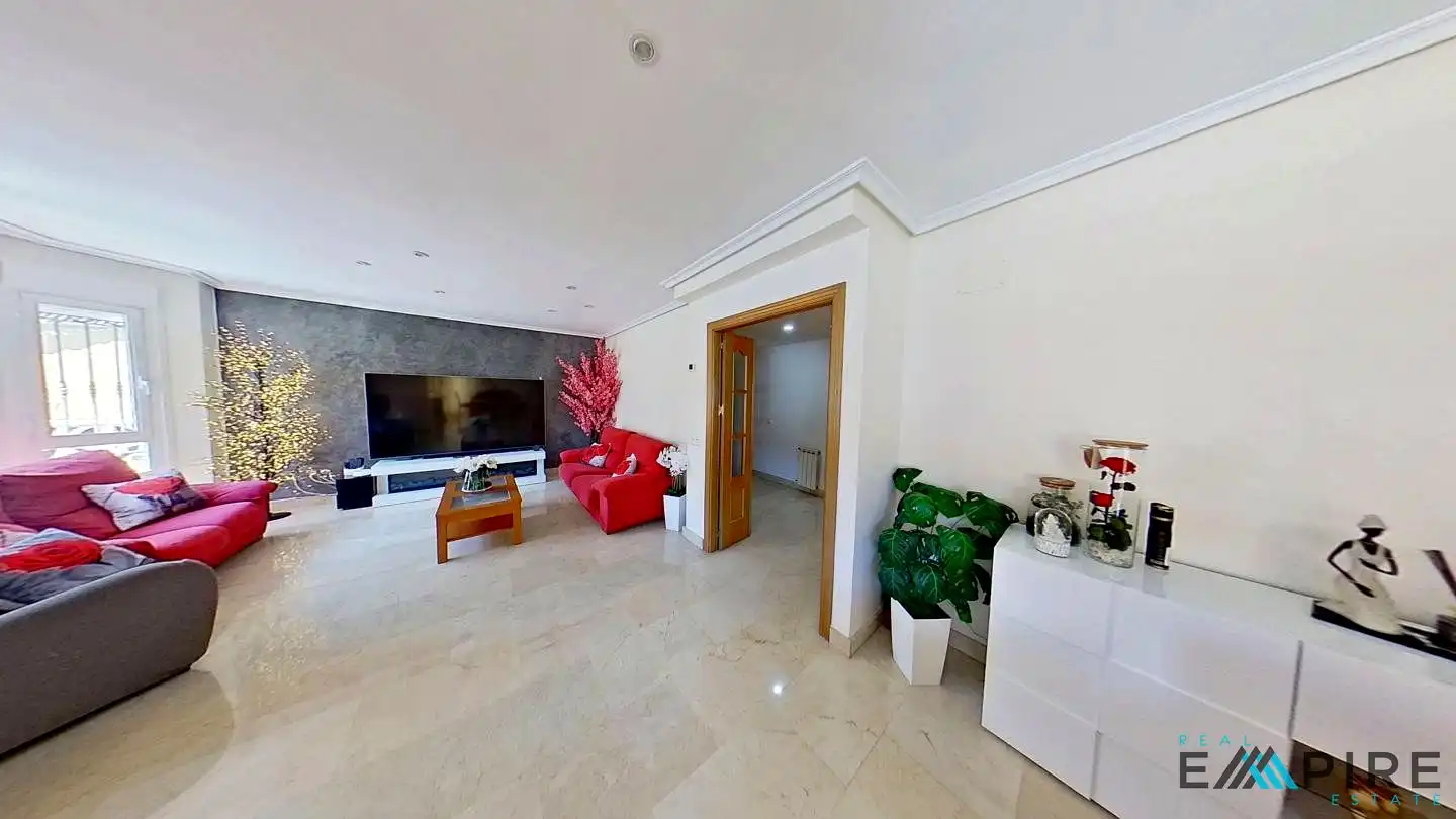 Sala d'estar de Casa adosada en venda en Parla amb Aire condicionat, Calefacció i Terrassa