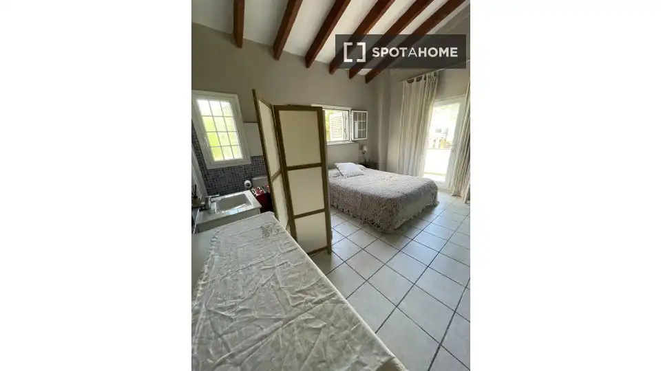Habitación de Piso de alquiler en Sant Cugat del Vallès con Aire acondicionado, Calefacción y Amueblado
