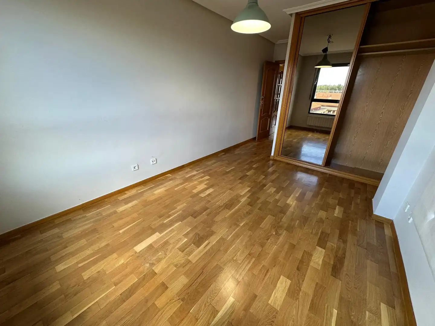 Habitación de Apartamento en venta en Burgos con Calefacción, Terraza y Trastero