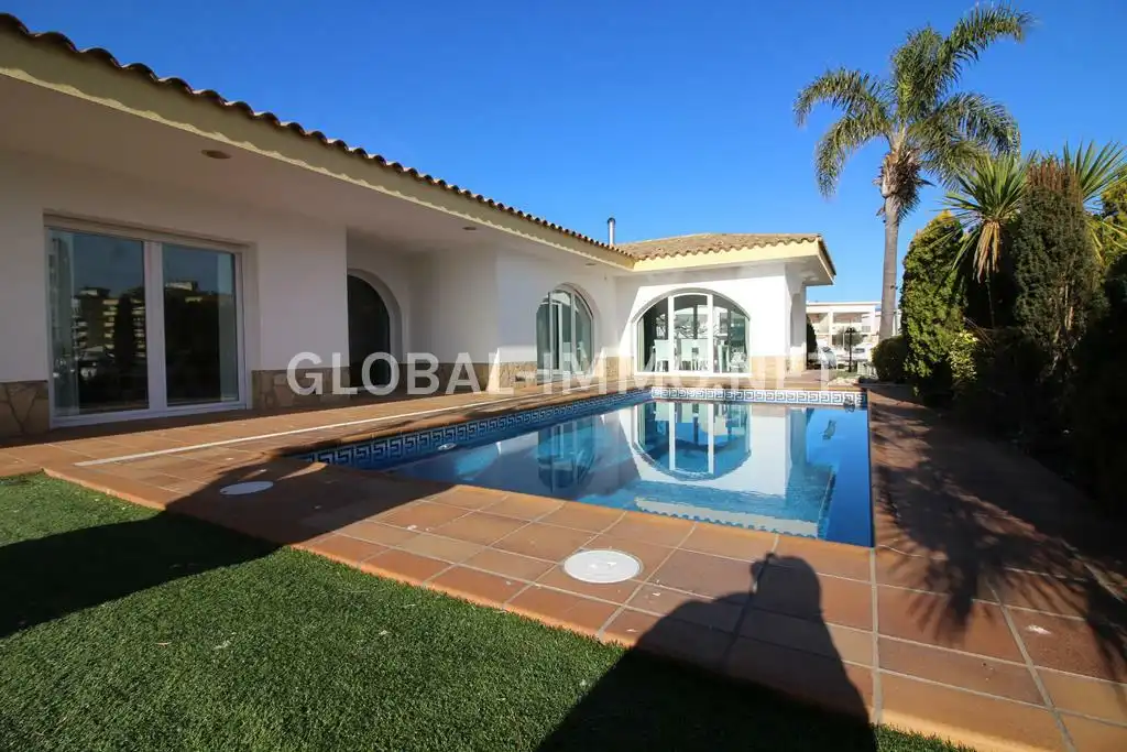 Vista exterior de Casa o chalet en venta en Roses con Aire acondicionado, Calefacción y Jardín privado